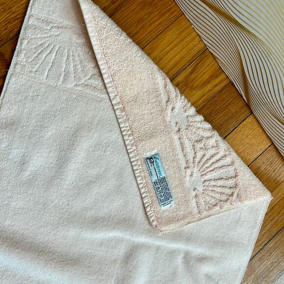 Vintage Fieldcrest Seashell Hand Towel – Soft Peach Cotton, Made in USA - Picture 4 of 13
